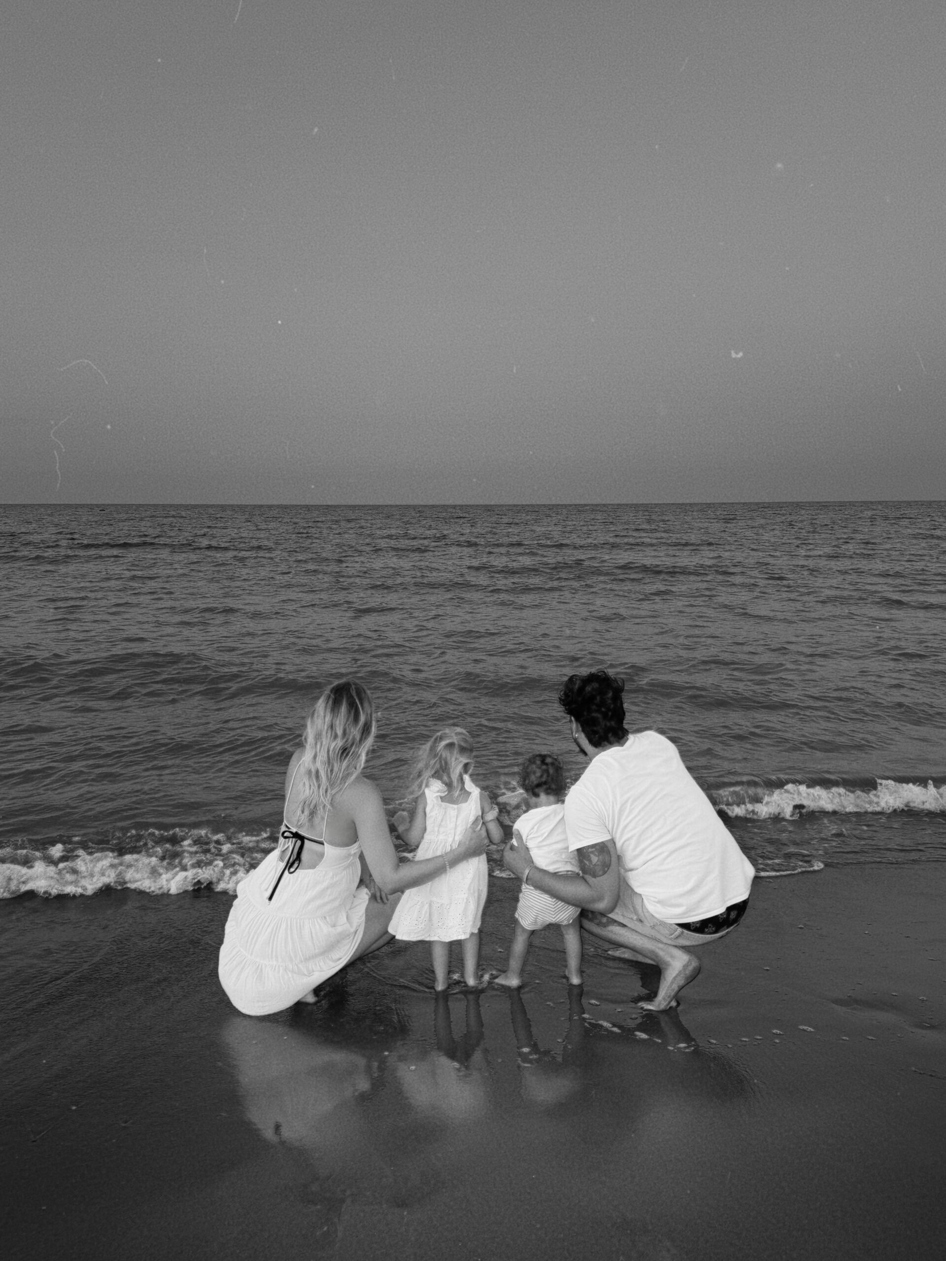 Sarah und Andre mit ihren Kindern am Meer